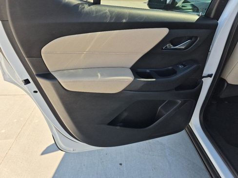 Used 2022 Chevrolet Traverse LS image 11