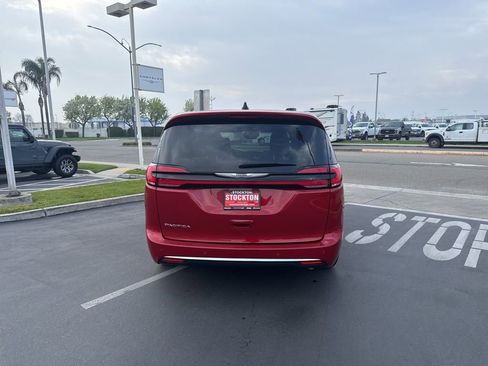 Used 2025 Chrysler Pacifica Select image 5