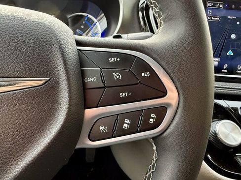 Used 2024 Chrysler Pacifica Select image 21