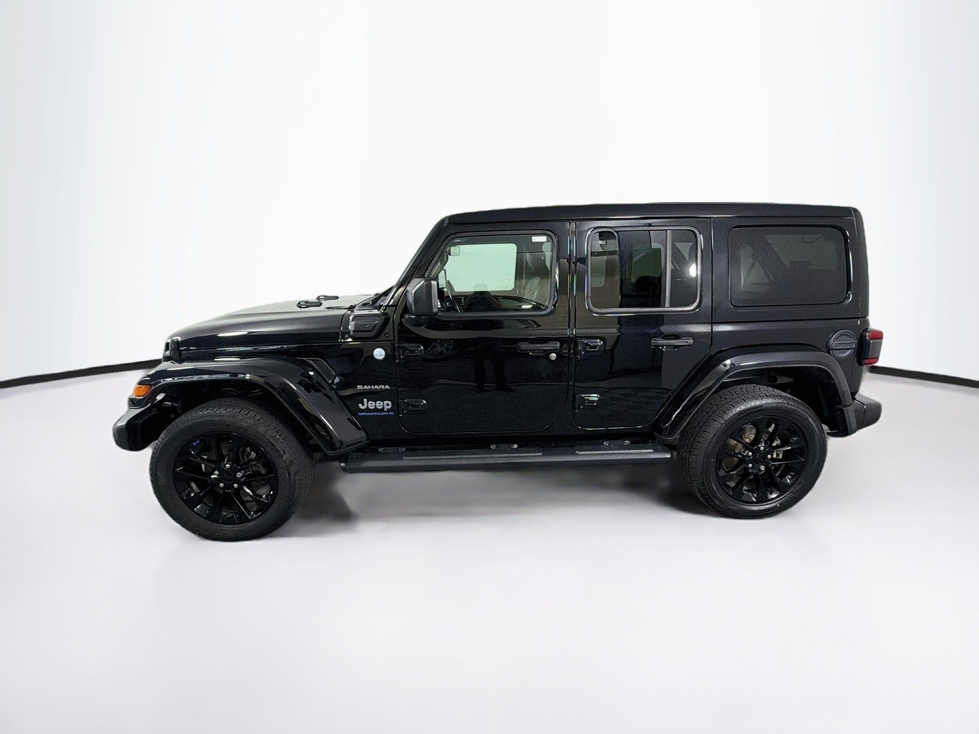 Used 2023 Jeep Wrangler Unlimited Sahara w/ Cold Weather Group AWD/4WD image 4