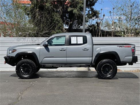 Used 2020 Toyota Tacoma TRD Off-Road w/ Technology Package image 13