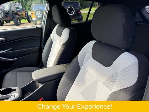 Used 2025 Chevrolet Trax RS w/ Sunroof Package FWD image 15