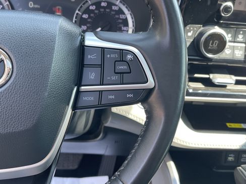 Used 2023 Toyota Highlander XLE FWD image 23