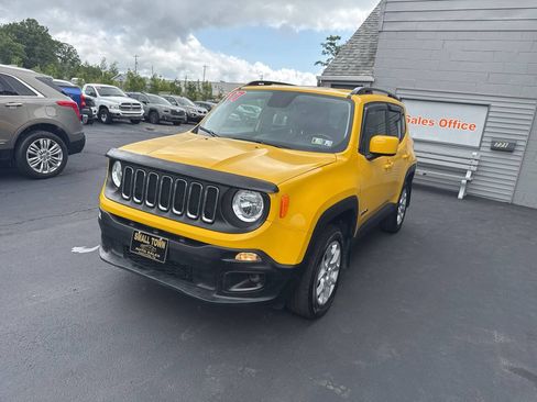 Used 2017 Jeep Renegade Latitude AWD/4WD image 3