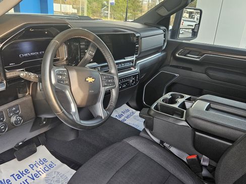 Used 2025 Chevrolet Silverado 2500 LT w/ Convenience Package image 8