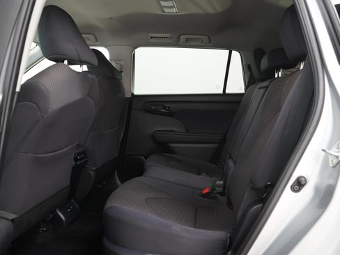 Used 2021 Toyota Highlander LE AWD/4WD image 16