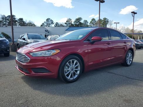 Used 2017 Ford Fusion SE w/ Fusion SE Technology Package image 3