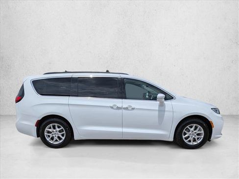 Used 2022 Chrysler Pacifica Touring-L FWD image 4