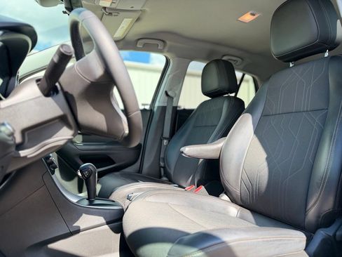 Used 2022 Chevrolet Trax LT w/ LT Convenience Package AWD/4WD image 13