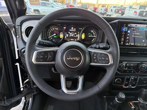 Used 2025 Jeep Wrangler Sahara image 24