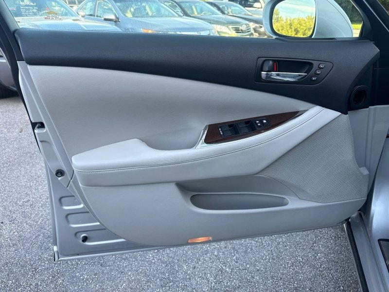 Used 2010 Lexus ES 350 w/ Preferred Accessory Package FWD image 9