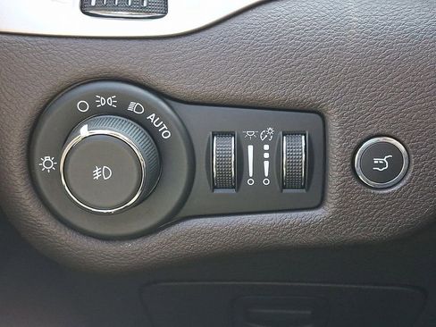 Used 2017 Jeep Cherokee Overland w/ Technology Group AWD/4WD image 26
