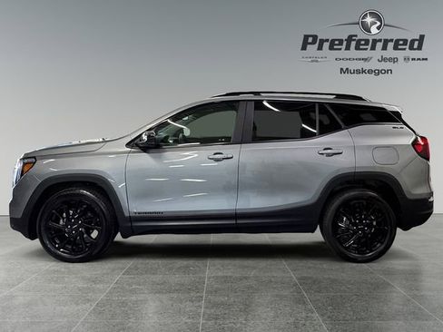 Used 2023 GMC Terrain SLE w/ Driver Convenience Package FWD image 9