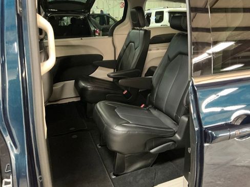 Used 2023 Chrysler Pacifica Touring-L image 27