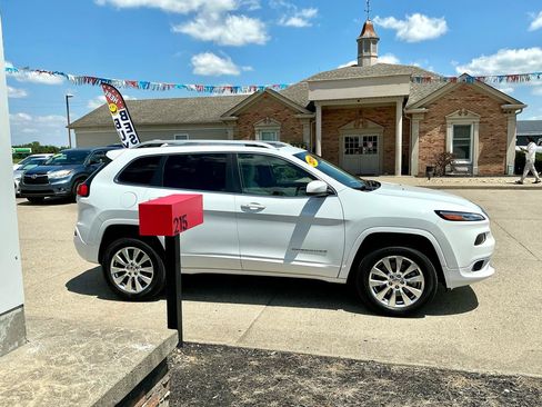 Used 2016 Jeep Cherokee Overland AWD/4WD image 4