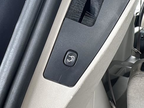 Used 2015 Chrysler Town & Country Touring FWD image 27