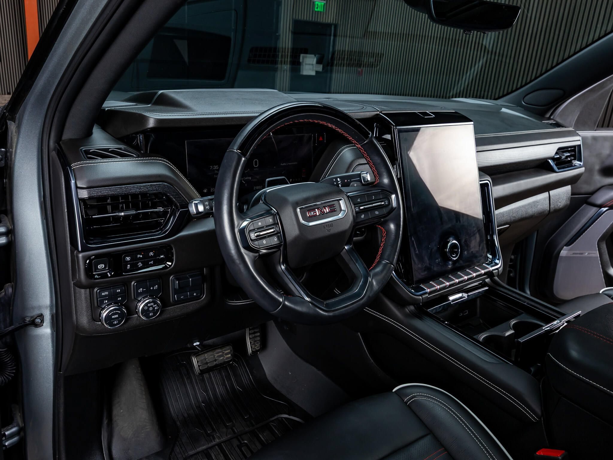 Used 2025 GMC Yukon AT4 Ultimate AWD/4WD image 14