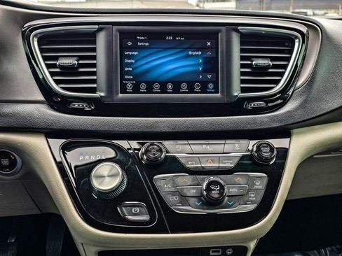 Used 2020 Chrysler Pacifica Touring-L image 18