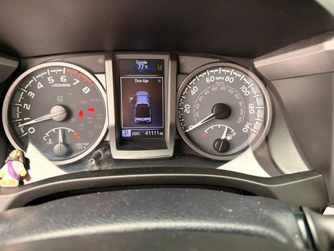 Used 2020 Toyota Tacoma TRD Off-Road w/ Technology Package AWD/4WD image 9