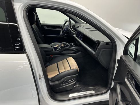 Certified 2025 Porsche Cayenne image 41
