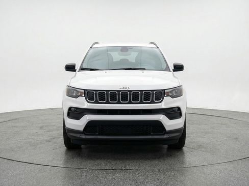 Used 2025 Jeep Compass Latitude image 2