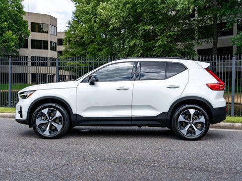 Used 2024 Volvo XC40 B5 Plus AWD/4WD image 9