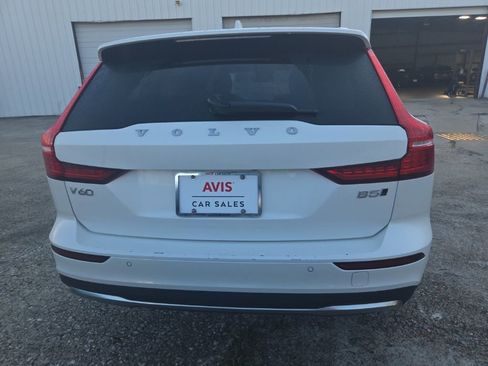 Used 2025 Volvo V60 B5 Cross Country Plus image 11