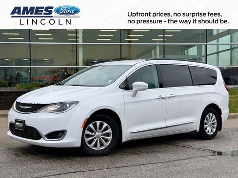 Used 2017 Chrysler Pacifica Touring-L FWD image 1