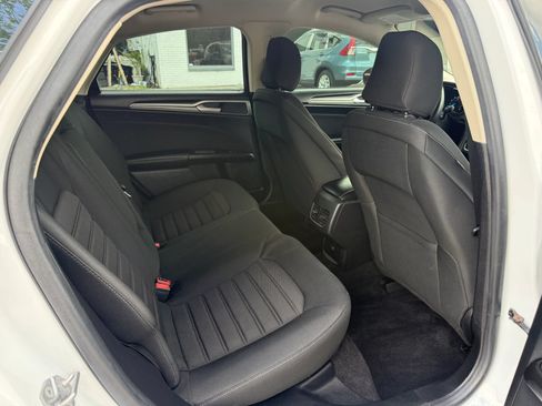 Used 2020 Ford Fusion SE FWD image 12