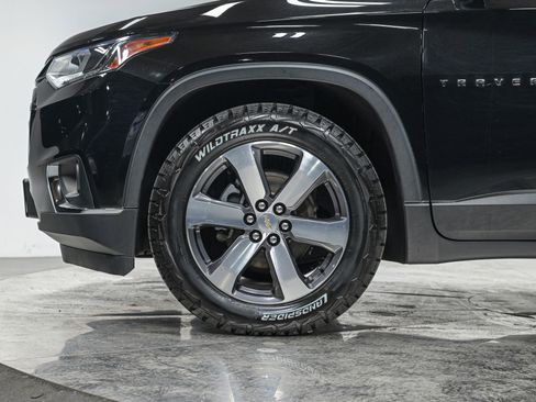 Used 2020 Chevrolet Traverse LT w/ LT Premium Package image 3