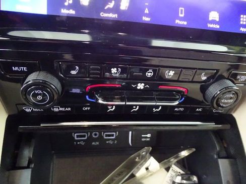 Certified 2024 Jeep Grand Cherokee L Limited w/ Luxury Tech Group II AWD/4WD image 14