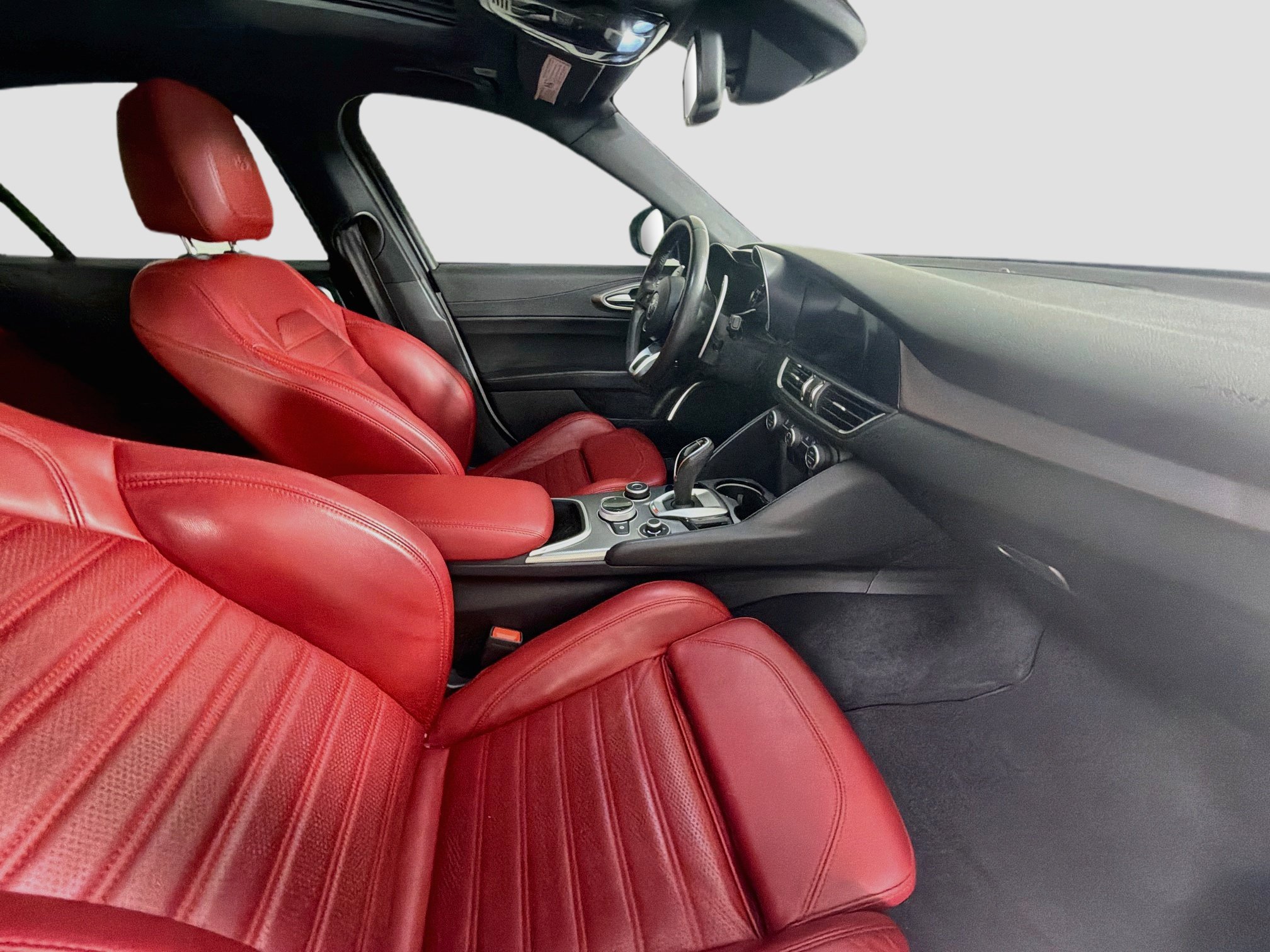 Used 2023 Alfa Romeo Giulia Veloce RWD image 31
