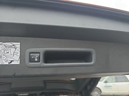 Used 2021 Toyota Sienna Limited image 15