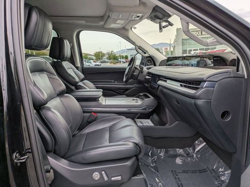 Used 2025 Lincoln Navigator Reserve AWD/4WD image 32