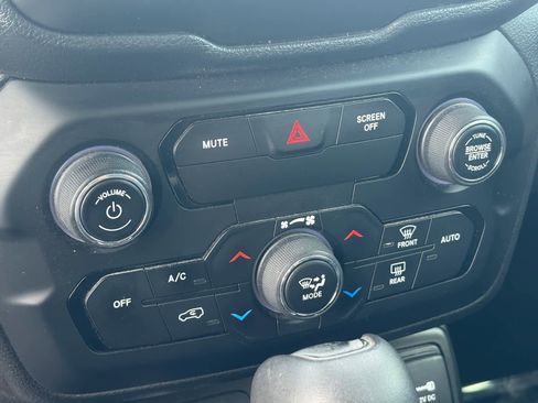 Used 2019 Jeep Renegade Latitude w/ Popular Equipment Group image 24