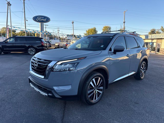 Used 2025 Nissan Pathfinder Platinum w/ Cargo Package AWD/4WD image 3