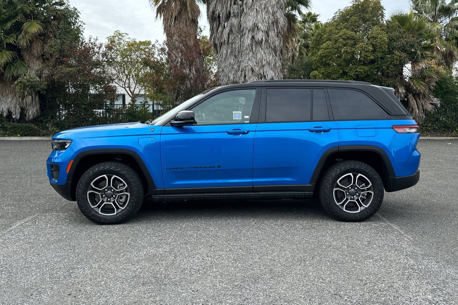 New 2023 Jeep Grand Cherokee Trailhawk w/ Advanced Protech Group II AWD/4WD image 6