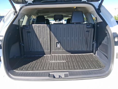 Used 2025 Toyota Highlander XLE AWD/4WD image 13