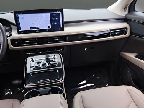 Used 2022 Lincoln Nautilus FWD w/ Premium Package image 18