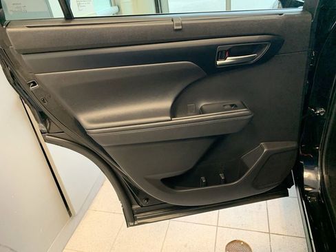 Used 2023 Toyota Highlander L image 14