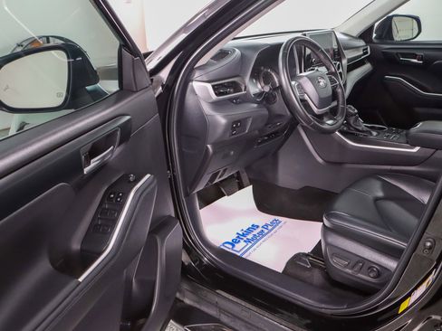 Used 2024 Toyota Highlander XLE image 3