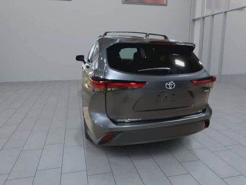 Used 2023 Toyota Highlander XLE AWD/4WD image 7