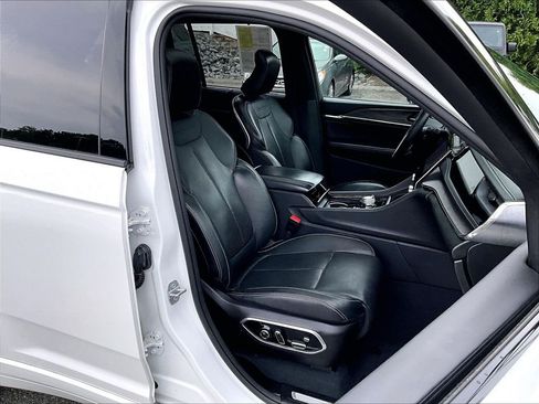 Used 2023 Jeep Grand Cherokee Overland w/ Advanced Protech Group III AWD/4WD image 11