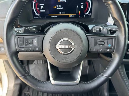 Used 2024 Nissan Pathfinder Platinum FWD image 17