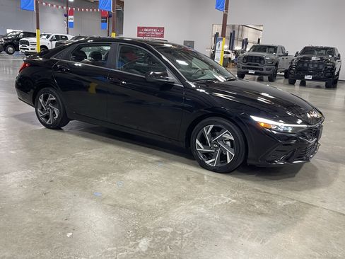 Used 2025 Hyundai Elantra SEL FWD image 7