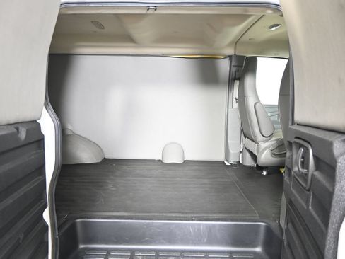 Used 2017 Chevrolet Express 3500 RWD image 15