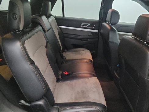 Used 2017 Ford Explorer XLT w/ Equipment Group 202A AWD/4WD image 19