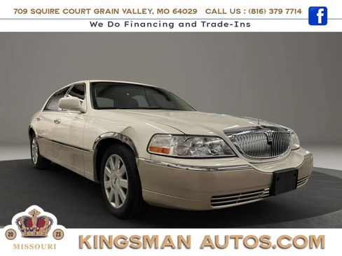 Used 2004 Lincoln Town Car Ultimate RWD image 2