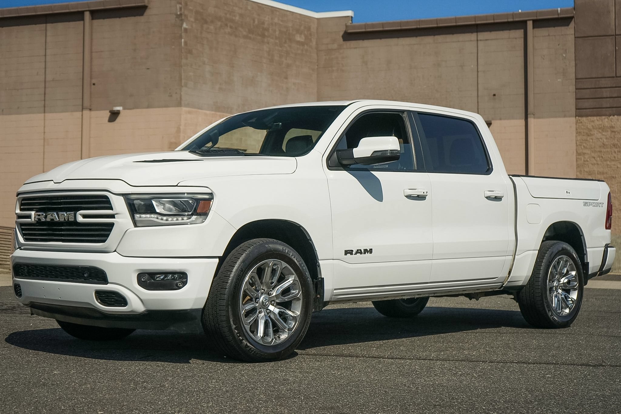 Used 2023 RAM 1500 Laramie AWD/4WD image 2