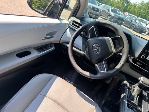 Used 2025 Toyota Sienna XLE w/ XLE Plus Package AWD/4WD image 20